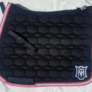 Tapis chabraque noir bord fuchsia - Mattes