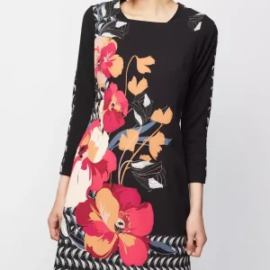 Robe longueur genoux col rond manches trois-quarts motifs placés