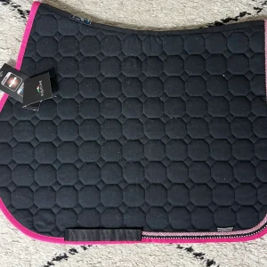 Tapis de selle noir bord rose - EQUILINE