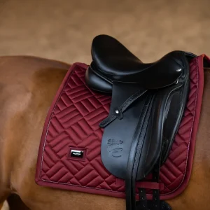 Tapis de selle Modern Bordeaux DRESSAGE - Equestrian Stockholm