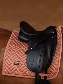 Tapis de selle Modern Coral DRESSAGE - Equestrian Stockholm